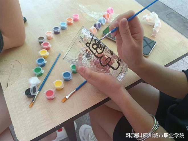 四川城市職業(yè)學(xué)院藝畫DIY活動 秀出才藝，共繪文化新篇章